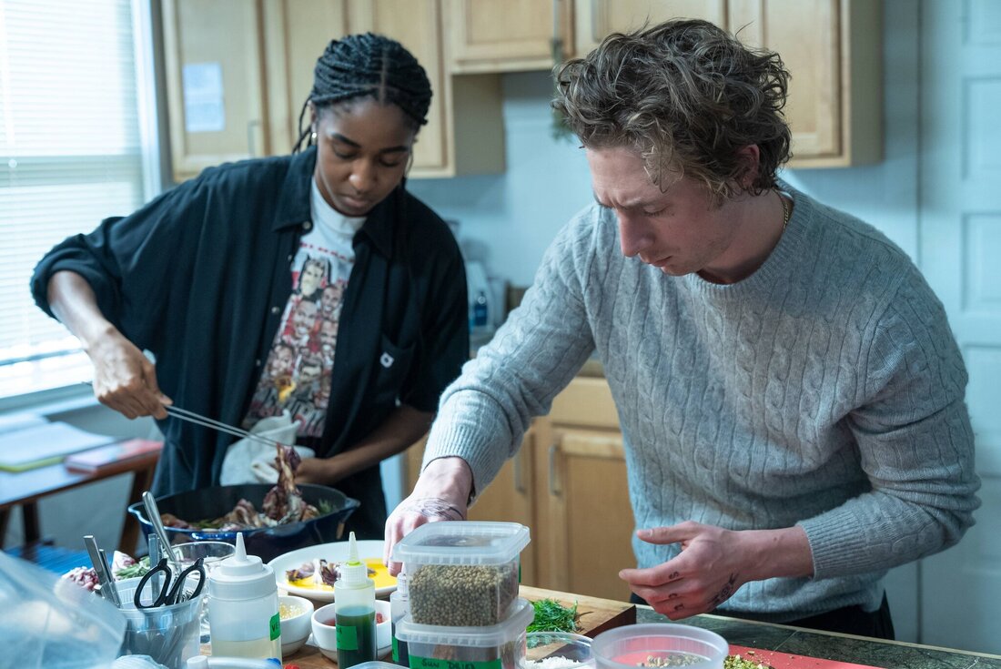 Picture: Ayo Edebiri and Jeremy Allen White in The Bear